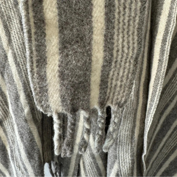 Wool fringe striped poncho built in scarf One size - Picture 6 of 9